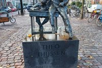 Standbeeld van Theo Thijssen