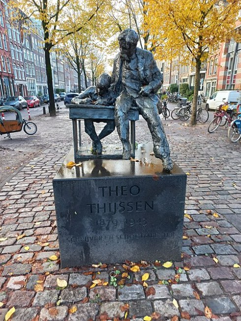 Standbeeld van Theo Thijssen